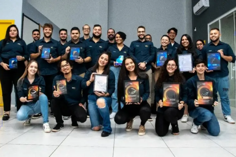 Notícia: Startup paranaense aposta em cursos on-line que ensinam tecnologia da IA e recebe aporte de R$ 250 mil