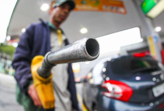 Notícia: Governo de SP anuncia redução do ICMS e preço médio da gasolina deve ficar abaixo de R$6,50